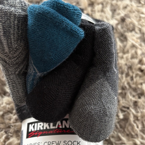New Kirkland Ladies' merino wool Crew Socks - 8 pair - Picture 2 of 5